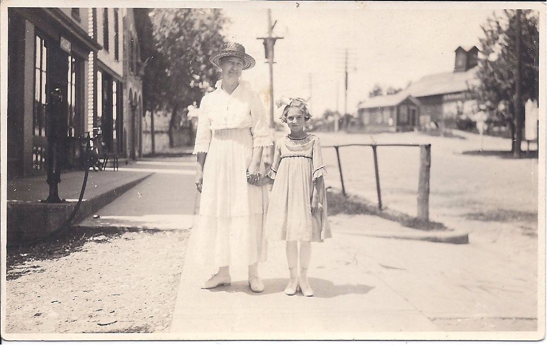 Pauline-Amann-with-Daughter-Luella-ca-1918